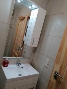 y baño con lavabo blanco y espejo. en Wald-Panorama-Zimmer, en Mönichkirchen