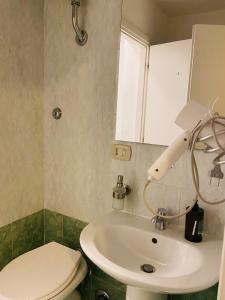 bagno con lavandino bianco e servizi igienici di YOUR VATICAN TERRACE a Roma