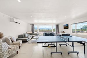 uma sala de estar com uma mesa de pingue-pongue em Hill Top - Scenic Villa W Panoramic Views & Pool em Tucson