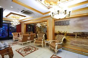 un comedor con sillas, mesas y una lámpara de araña en Marmara Deluxe Hotel, en Estambul