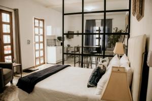 sypialnia z dużym łóżkiem i kuchnią w obiekcie Loft Fabio w mieście Aguascalientes