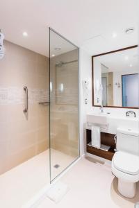 y baño con ducha, aseo y lavamanos. en Bugan Recife Boa Viagem Hotel - by Atlantica en Recife