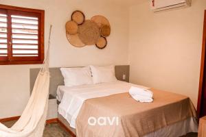 ein Schlafzimmer mit einem Bett und einer Hängematte in der Unterkunft Casa Kairós no Shamballa by Qavi in São Miguel do Gostoso + 25 Fotos