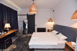 Postel nebo postele na pokoji v ubytování Chateau Vartsikhe