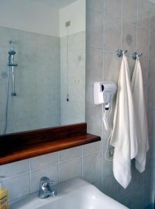 y baño con lavabo y espejo. en [Centro storico] Vulcano1, Bilocale strategico tra Milano, Como, fiere, en Turate