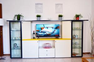 una TV con un televisore in cima di [Centro storico] Vulcano1, Bilocale strategico tra Milano, Como, fiere a Turate