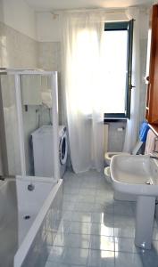 un bagno bianco con lavandino e WC di [Centro storico] Vulcano1, Bilocale strategico tra Milano, Como, fiere a Turate Altre 6 foto