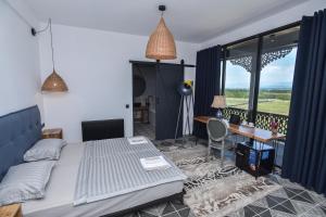 Postel nebo postele na pokoji v ubytování Chateau Vartsikhe
