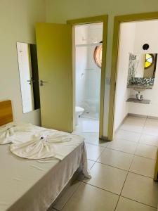 1 dormitorio con 1 cama y baño en Pousada Ilha Vitoria en Ubatuba