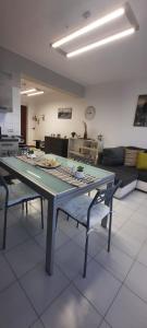 een tafel in een kamer met 2 stoelen en een bank bij CASA SOFIA Via Amerigo Vespucci n18 in Roccalumera