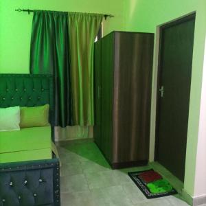 um quarto com uma cama, um armário e uma porta em La Grande cosy studio apartment em Mtwapa