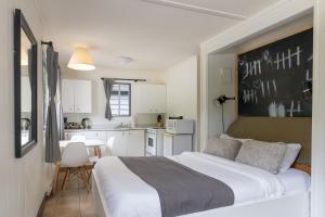 - une chambre dotée d'un lit avec un tableau noir sur le mur dans l'établissement Mackenzie Beach Resort, à Tofino