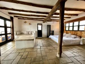 Johnnys Place Hotel客房内的一张或多张床位