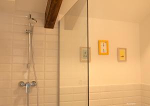 y baño con ducha y puerta de cristal. en Marujita Vilanova, alojamiento singular, en Villanueva de Arosa
