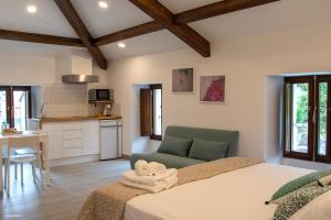 a bedroom with a bed and a kitchen at Marujita Vilanova, alojamiento singular in Villanueva de Arosa