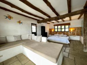 Johnnys Place Hotel客房内的一张或多张床位