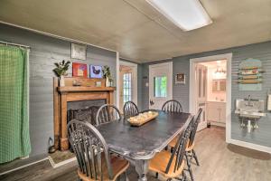 ein Esszimmer mit Tisch und Stühlen und einem Kamin in der Unterkunft Lil Red Hen Cottage in the Boone Area with Hot Tub in West Jefferson