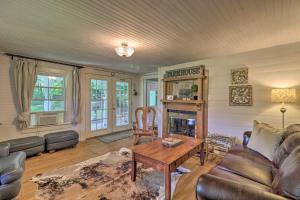 ein Wohnzimmer mit Sofa und Tisch in der Unterkunft Lil Red Hen Cottage in the Boone Area with Hot Tub in West Jefferson