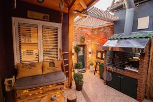 patio z ławką przy kominku w obiekcie Villa Elezi w mieście Korcza