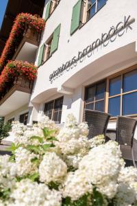 a building with flowers in front of it at Gästehaus Bramböck in Bad Häring