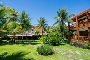 uma vista para o resort a partir do jardim em Pousada Encanto da Lua em Barra Grande