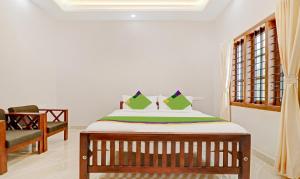 A bed or beds in a room at Itsy Hotels Palm Grove By D2V