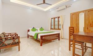 A bed or beds in a room at Itsy Hotels Palm Grove By D2V