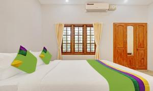 A bed or beds in a room at Itsy Hotels Palm Grove By D2V
