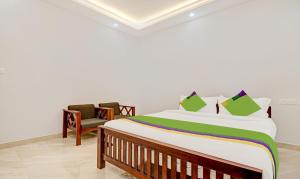 A bed or beds in a room at Itsy Hotels Palm Grove By D2V