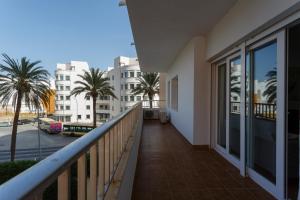 balcón con vistas a la calle y a los edificios en MAREAS Family Home by Cadiz4Rentals en Cádiz