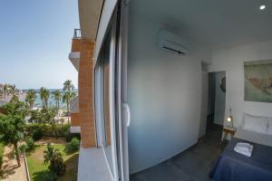 balcón con cama y vistas al océano en MAREAS Family Home by Cadiz4Rentals en Cádiz