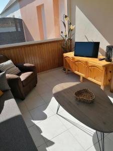 salon ze stołem i kanapą w obiekcie Gite de la Courtoisie w mieście Gavray