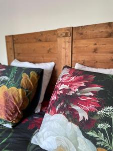 1 dormitorio con 2 camas y almohadas florales en Vakantiehuis in het hart van Medemblik, en Medemblik