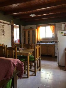 Η κουζίνα ή μικρή κουζίνα στο Casa Pehuenia, linda cabaña a pasos del Lago