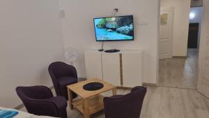 salon z krzesłami i telewizorem na ścianie w obiekcie Etna 3 Dom z Parkingiem Rzeszów Morgowa w mieście Rzeszów