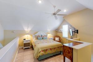 - une chambre avec un lit et un ventilateur de plafond dans l'établissement Moon Dreamer, à Île Saint Georges