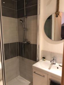 a bathroom with a shower and a sink at le calme à Salernes in Salernes