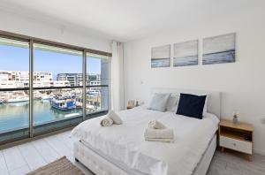 Ένα ή περισσότερα κρεβάτια σε δωμάτιο στο Lagoon Water Front LUX Suite (Gym/Pool/Parking) +14 φωτογραφίες