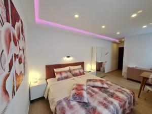 - une chambre avec un lit et 2 oreillers dans l'établissement Restaurant & Apartments Getaway Pri Kobalu, à Vipava