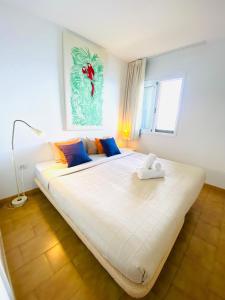 duże białe łóżko w pokoju z oknem w obiekcie Costa Isora Frontline & Pool By Paramount Holidays w mieście Puerto de Santiago +37 zdjęć