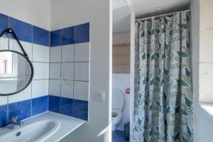 a bathroom with a tub and a shower curtain at Maison de ville en plein centre avec terrasse in Poitiers