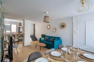 - un salon avec un canapé bleu et une table dans l'établissement Maison de ville en plein centre avec terrasse, à Poitiers