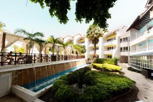 a courtyard of a building with a swimming pool at Hotel Las Americas Casa de Playa in Cartagena de Indias
