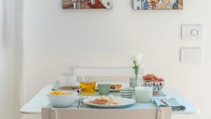Vidor的住宿－Tempo，桌上放着碗和盘子的食物