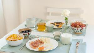 Vidor的住宿－Tempo，包括鸡蛋、水果和牛奶的早餐桌