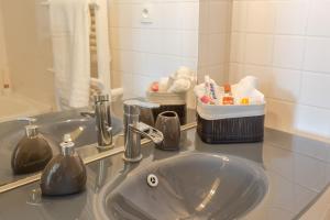 um balcão de casa de banho com um lavatório e um espelho em The one - Cosy T2 Check-in 24/24 Fibre Parking em Blagnac