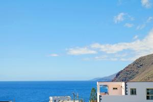 widok na ocean z domu w obiekcie Apartamento en La Caleta El Hierro w mieście Valverde