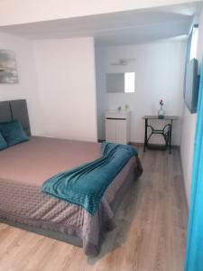 メザン・フリーオにあるCasa Avós D'Ouro - Barqueiros, Mesão Frio, Douroの緑の毛布が掛けられたベッドのある寝室