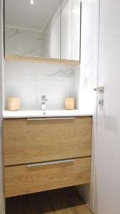 een badkamer met een wastafel en een spiegel bij Heraklion Center Boutique 3 Bedroom Apartment Penelope in Heraklion