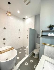 ein Badezimmer mit Badewanne, Toilette und Waschbecken in der Unterkunft Historic pool home in desirable area near downtown in San Antonio